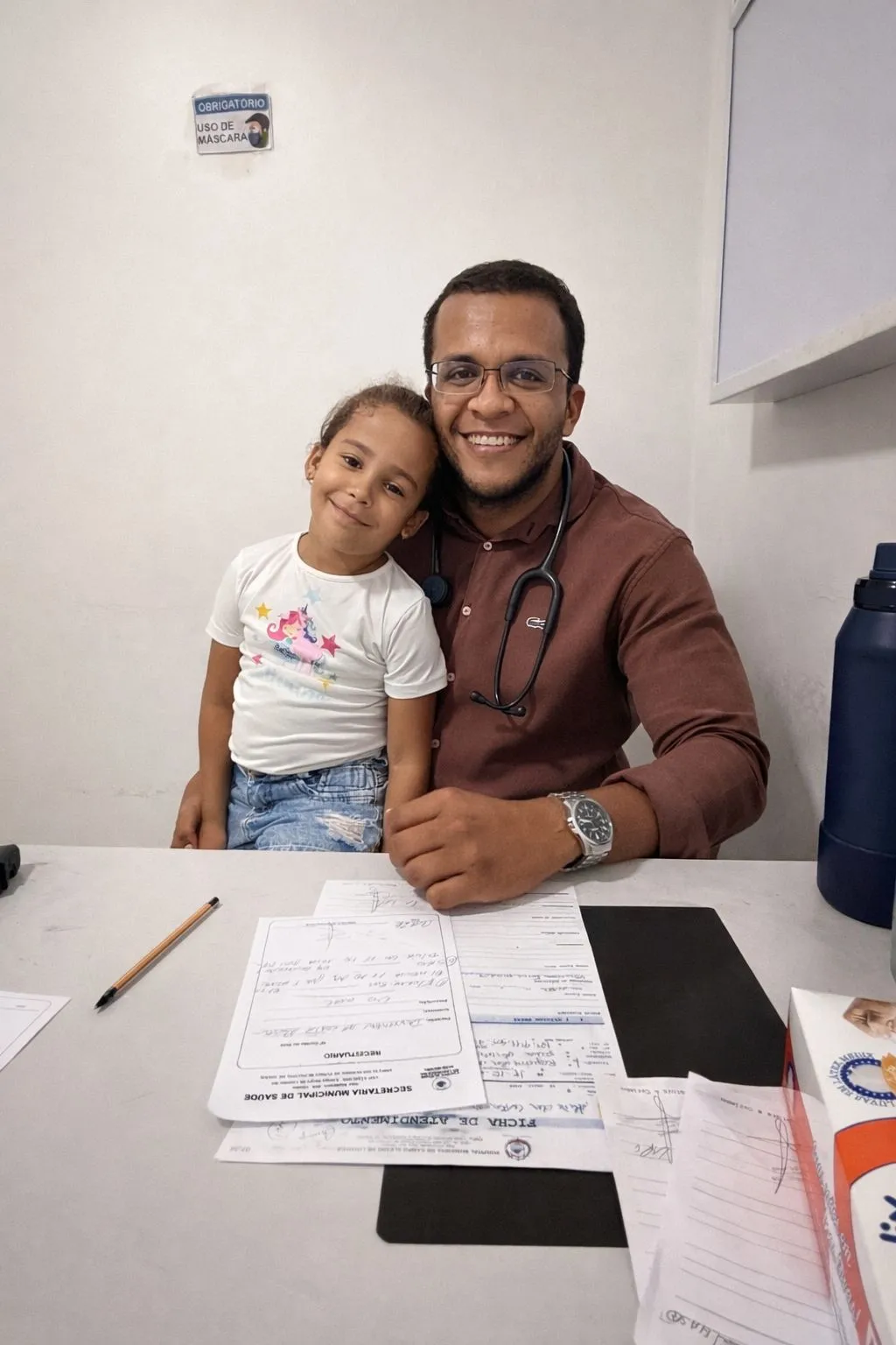 Dr. Carlos Menem Alves em consulta com paciente
